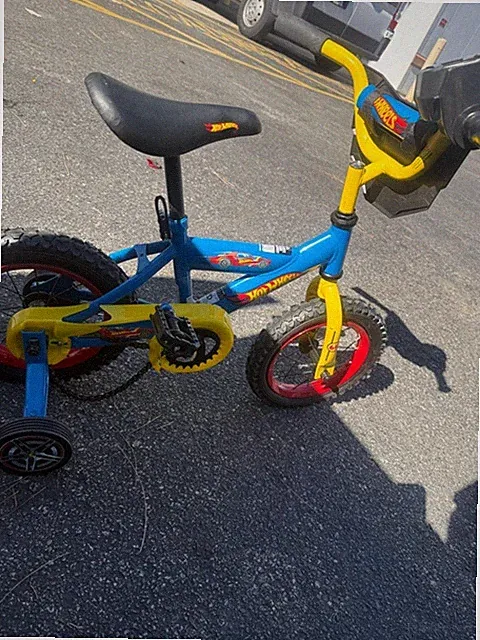 Dynacraft Hot Wheels 12" Kids Bike w/ Training Wheels