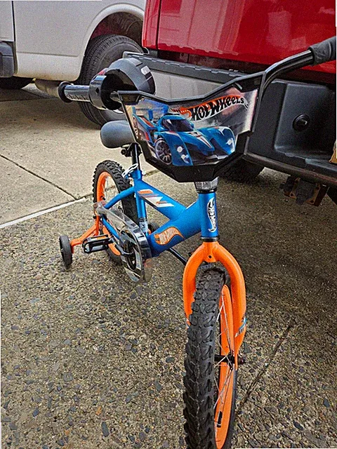 Hot Wheels Kids Bike 16" w/Removable Training Wheels